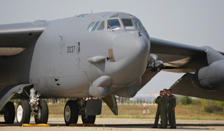 Прилет бомбардировщика Б-52 на авиасалон "МАКС-2011"